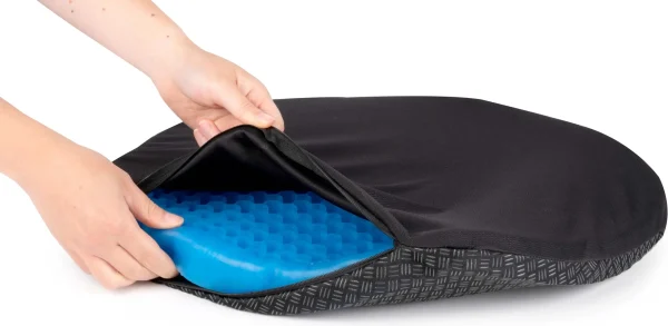 A párna könnyedén belehelyezhető csúszásmentes huzatába