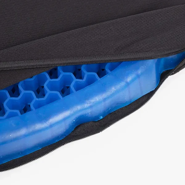 Az ülőpárna huzatában, elhúzott cipzárral