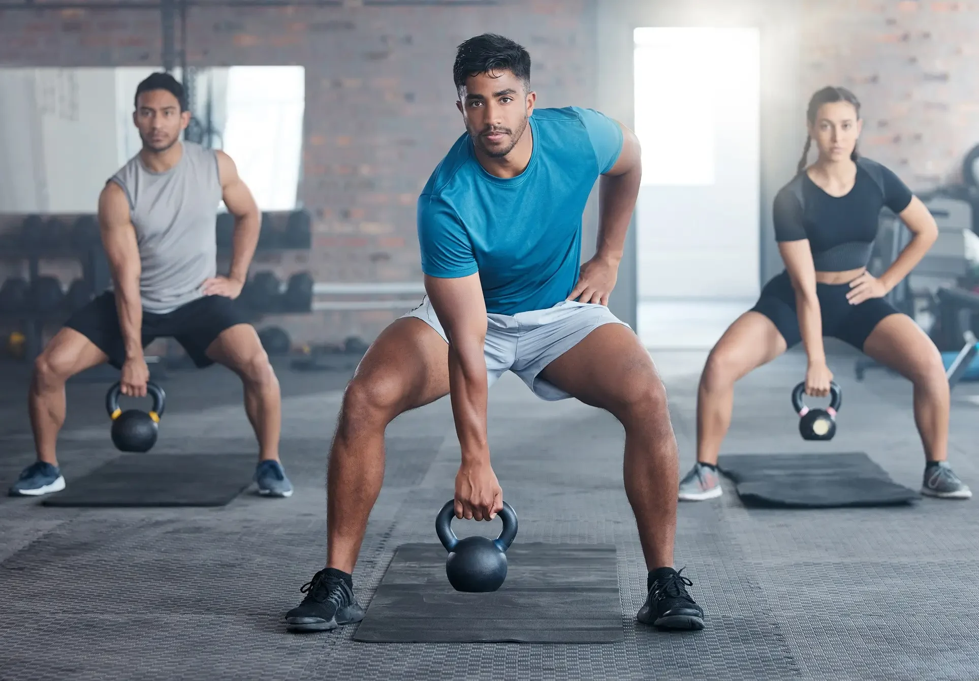 Kettlebell gyakorlatok csoportosan egy edzőteremben