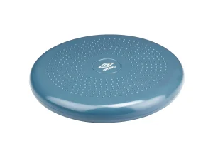 Az Umbro egyensúlypárna megvilágítással, fehér háttérrel