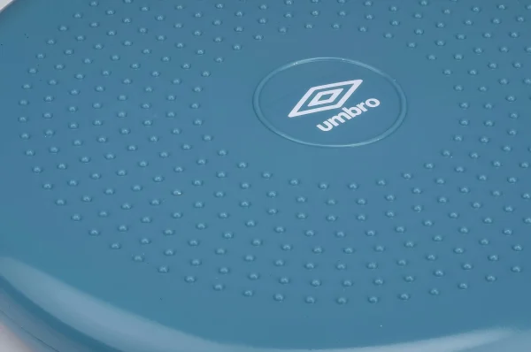 Umbro márkajelzés az egyensúlypárnán