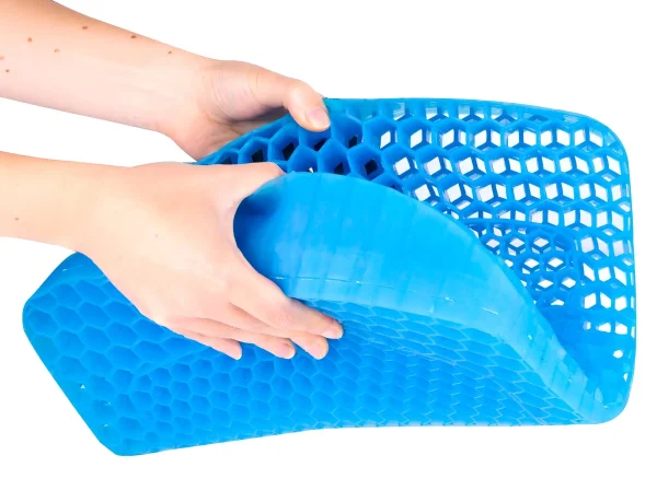 Rugalmas, jól szellőző anyag jellemzi a tehermentesítő ülőpárnát