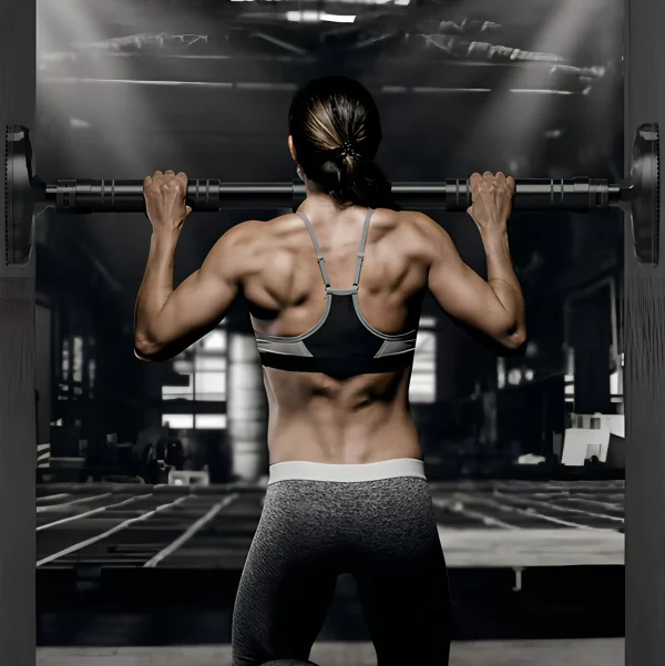 Egy izmos nő használja a húzódzkodó rudat