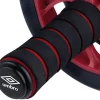 A hasizomerősítő kerék fekete-piros színű fogantyúja, Umbro márkajelzéssel