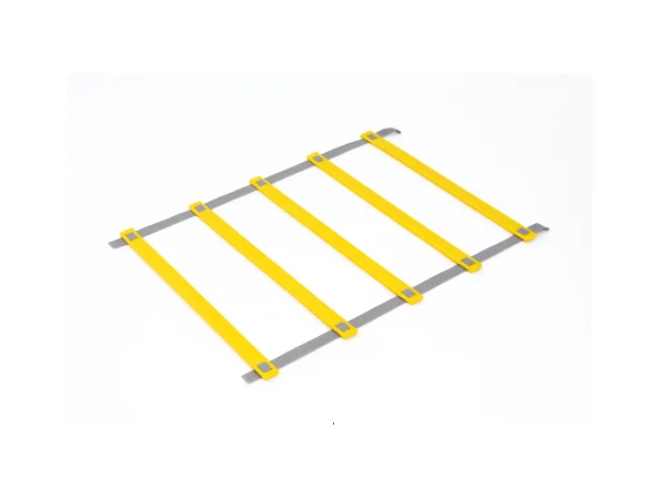 A használatra kész taktikai rács sárga lécekkel és szürke kötelekkel