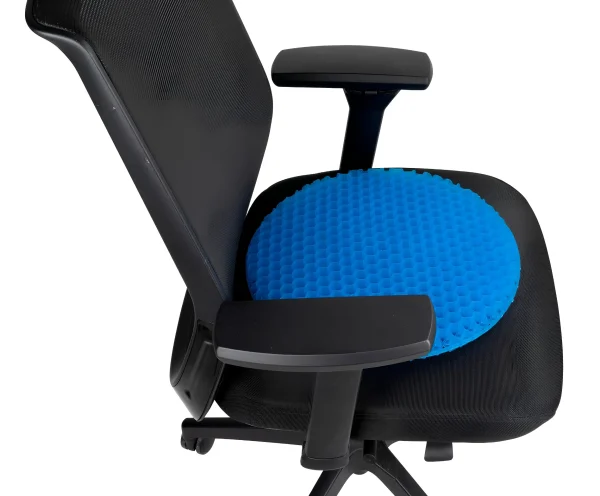 A kék színű, Vivamore ülőpárna egy fekete színű széken pihen