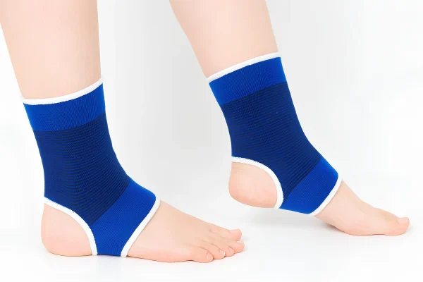 Kék színű, elasztikus bokaszorító nő lábra felvéve