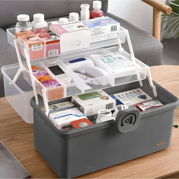 A praktikus gyógyszertartó doboz nyitott állapotban, a belsejében gyógyszerekkel