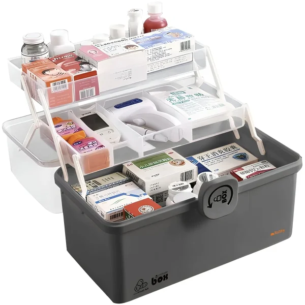 A gyógyszertartó doboz praktikus rekeszekkel, gyógyszerekkel együtt fotózva