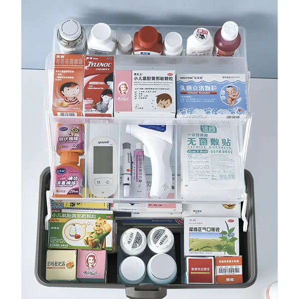 Gyógyszertartó doboz felülnézetből, a belsejében gyógyszerekkel, gyógyászati eszközökkel