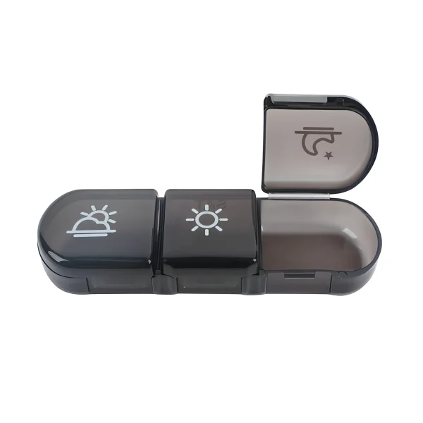 Egy napi adaghoz való adagoló a napszakokat jelző logókkal, részben nyitott állapotban