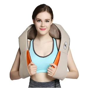 A shiatsu nyakmasszírozó egy fiatal nő nyakában, használat közben