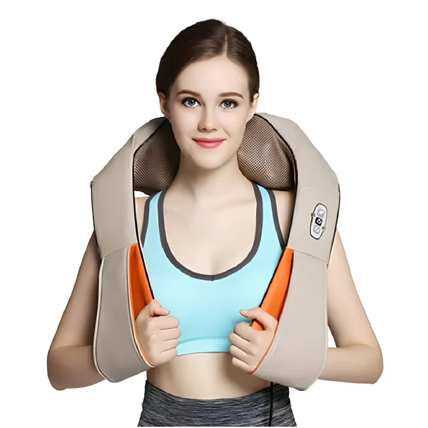 A shiatsu nyakmasszírozó egy fiatal nő nyakában, használat közben