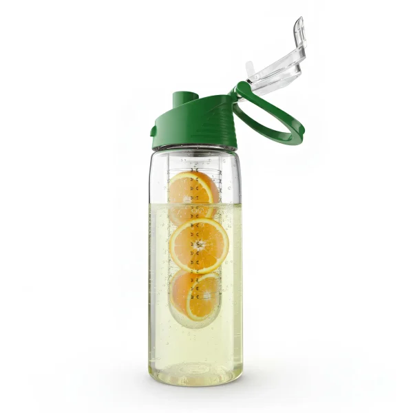 Csatos infuser kulacs zöld színű, nyitott kupakkal, a belsejében narancs szeletekkel