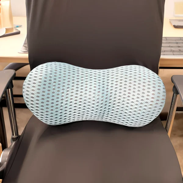 A deréktámasz egy széken, elölnézeti fotón