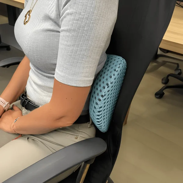 A Malatec deréktámasz alkalmazás közben, egy széken ülve