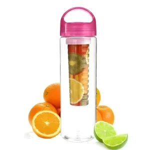 A gyümölcs infuser kulacs rózsaszín színben, gyümölcsökkel körülvéve