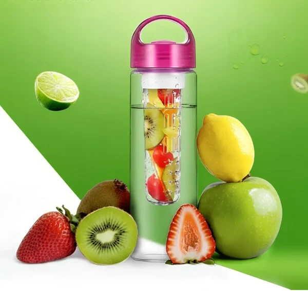 A gyümölcs infuser kulacs zöld háttérrel, gyümölcsök társaságában