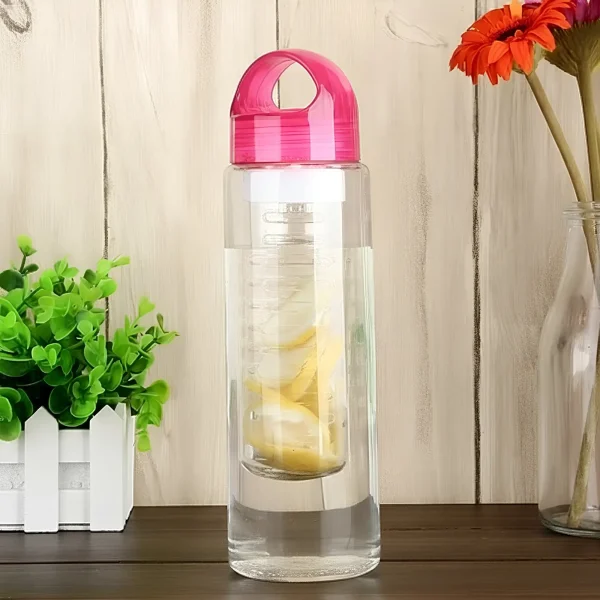 Infuser kulacs rózsaszínű kupakkal, virágokkal a háttérben