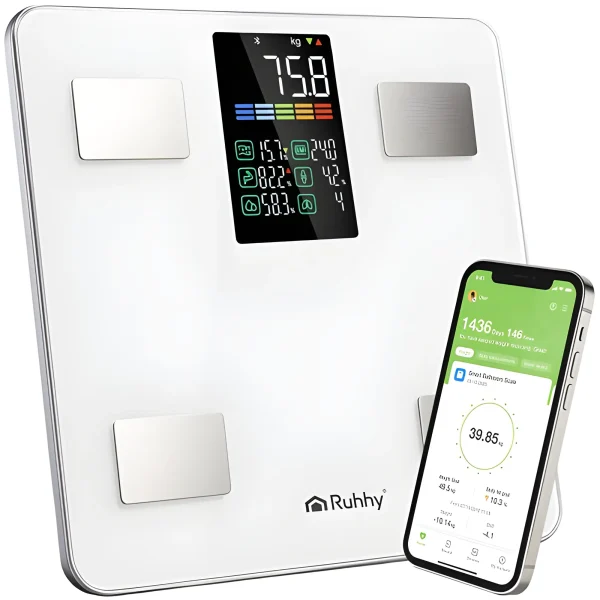 A Ruhhy okosmérleg fehér színben, mobiltelefonnal és a hozzátartozó applikációval