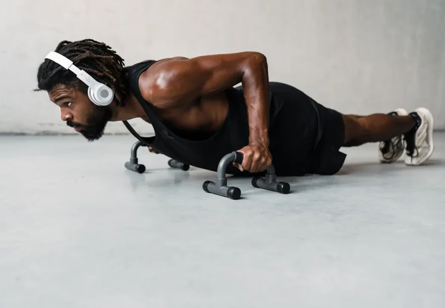 Edzés a fekvőtámasz állvánnyal