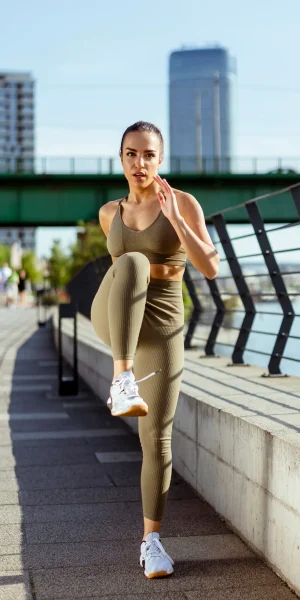 Életerős lány bemelegítés közben, futás előtt